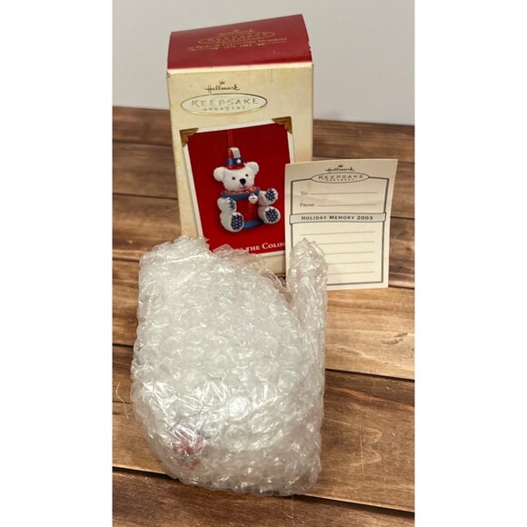 2003 HALLMARK ORNAMENT QXG2499 BEARING THE COLORS TEDDY BEAR THIMBLE SPOOL FLAG - Picture 7 of 13